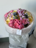 Сборный букет из кустовых пионовидных роз, оксипеталума и маттиолы в розовом оттенке