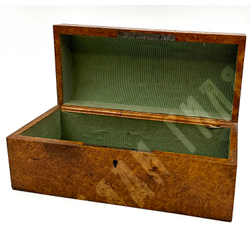 Шкатулка довоенная деревянная. СССР.  Первая половина XX в. Кап, столярная работа, ткань20,5×8×9 см;