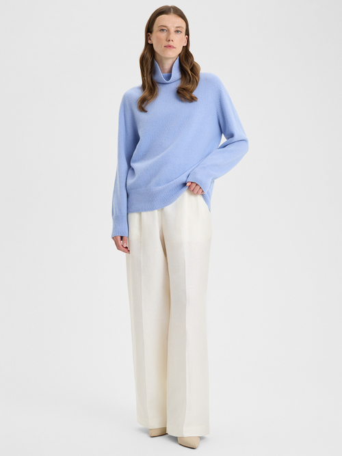 Объемный свитер с высокой горловиной