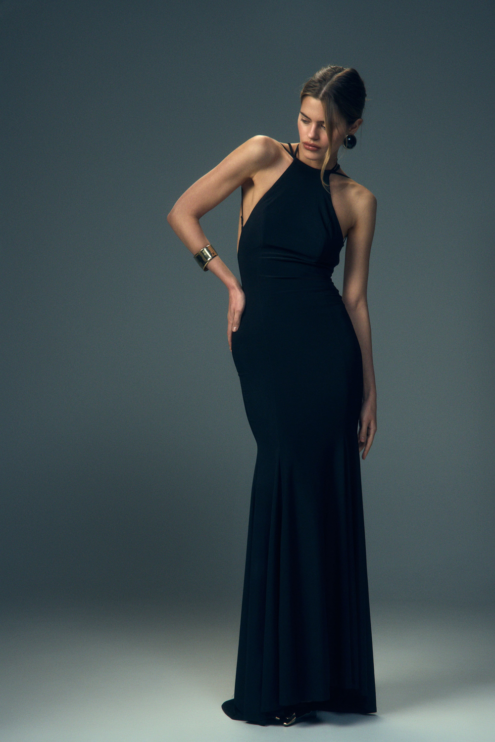 Платье с металлической деталью на спине, Черный