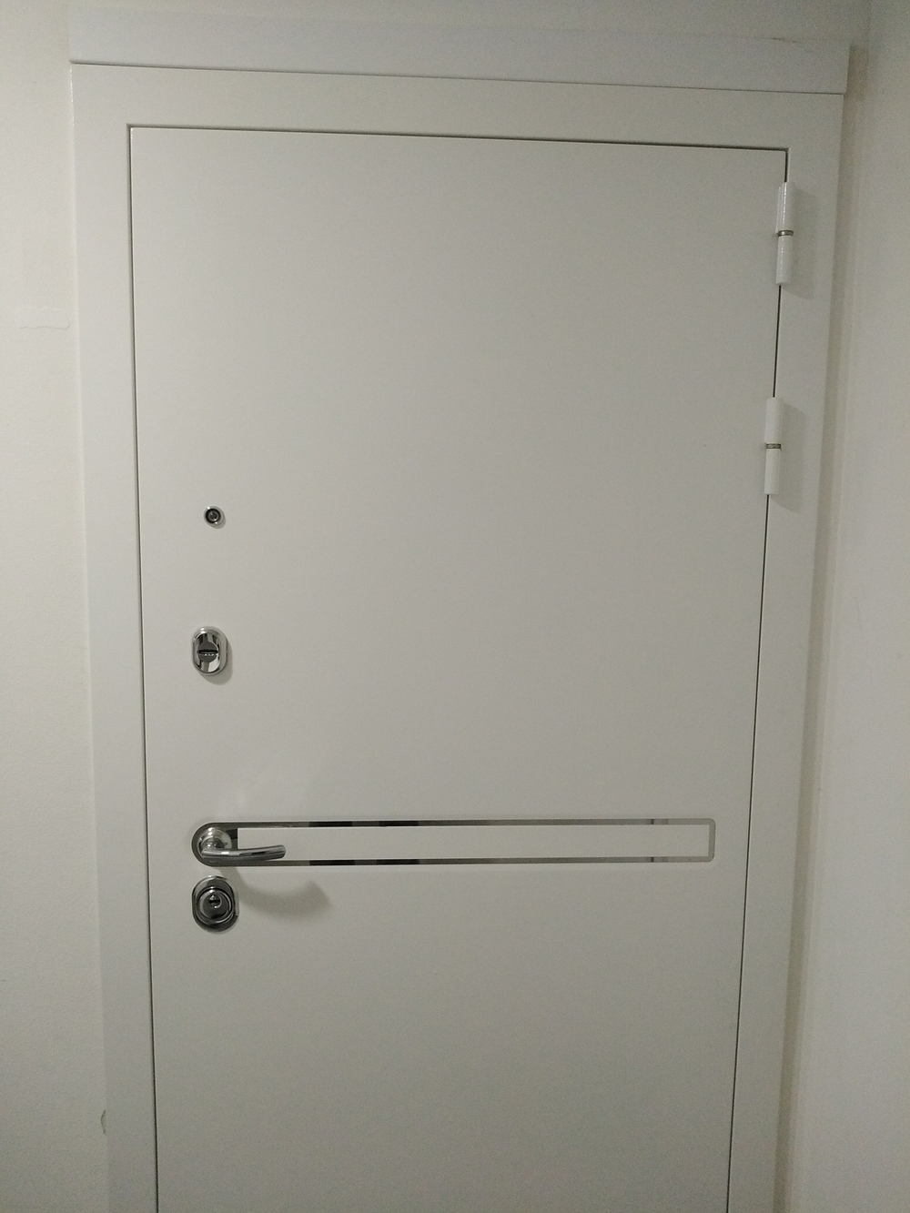 Входная металлическая белая дверь с зеркалом Лабиринт Лайн Вайт (Line White) зеркало Максимум  Бетон светлый
