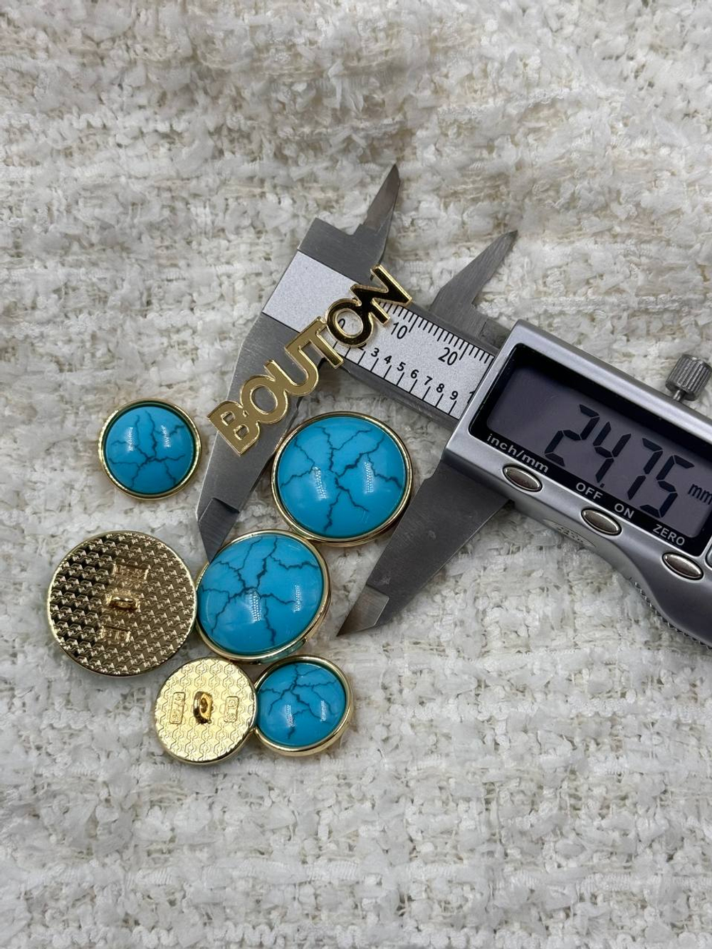 Пуговицы золотистые с лазурным камнем и черными прожилками (бирюза)