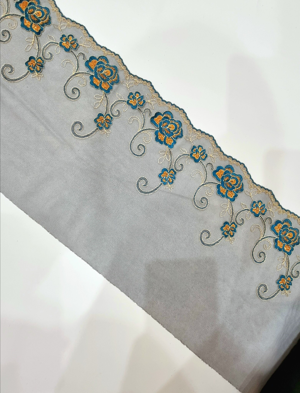 Вышивка на сетке неэластичная черная с изумрудными цветами К019 левая