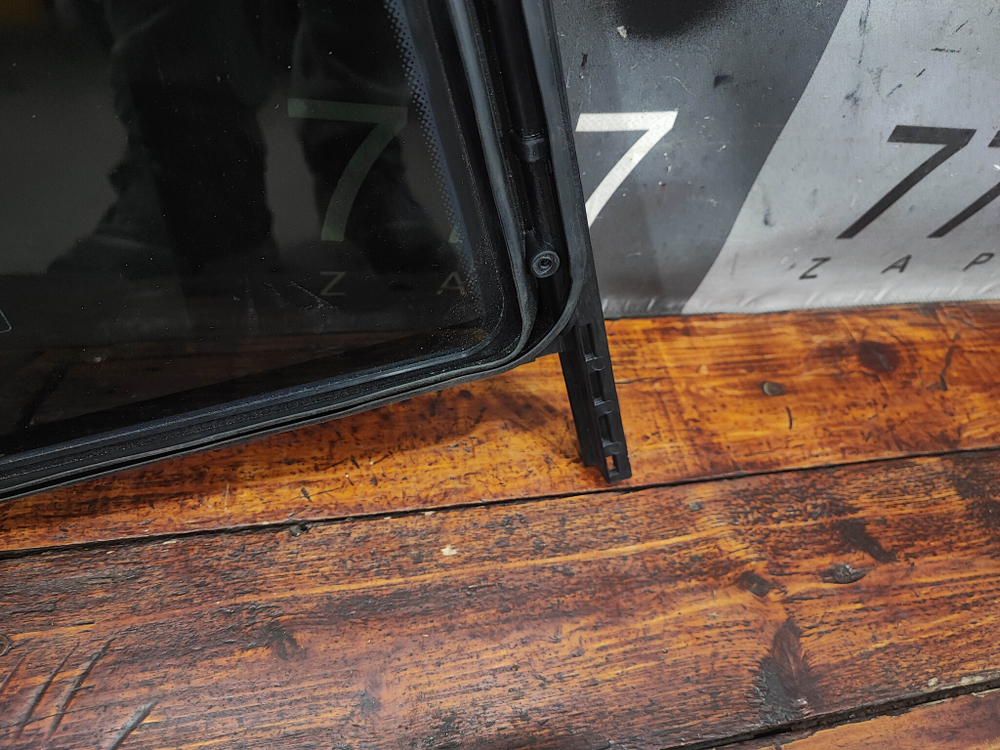 Форточка двери задней левой Mercedes C (W205) 14-23 Б/У Оригинал A2057306100