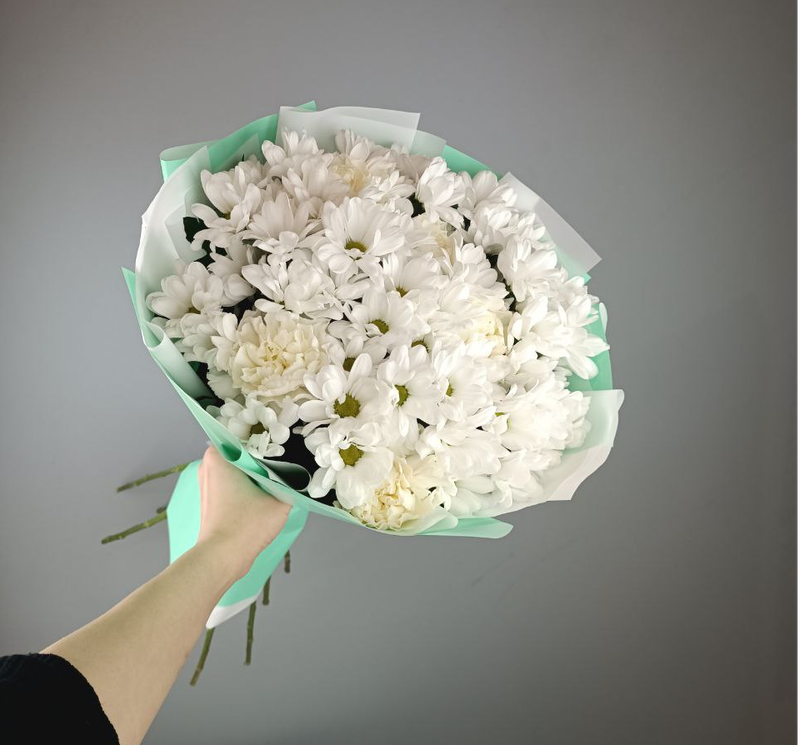 Букет из белой кустовой хризантемы с гвоздикой
