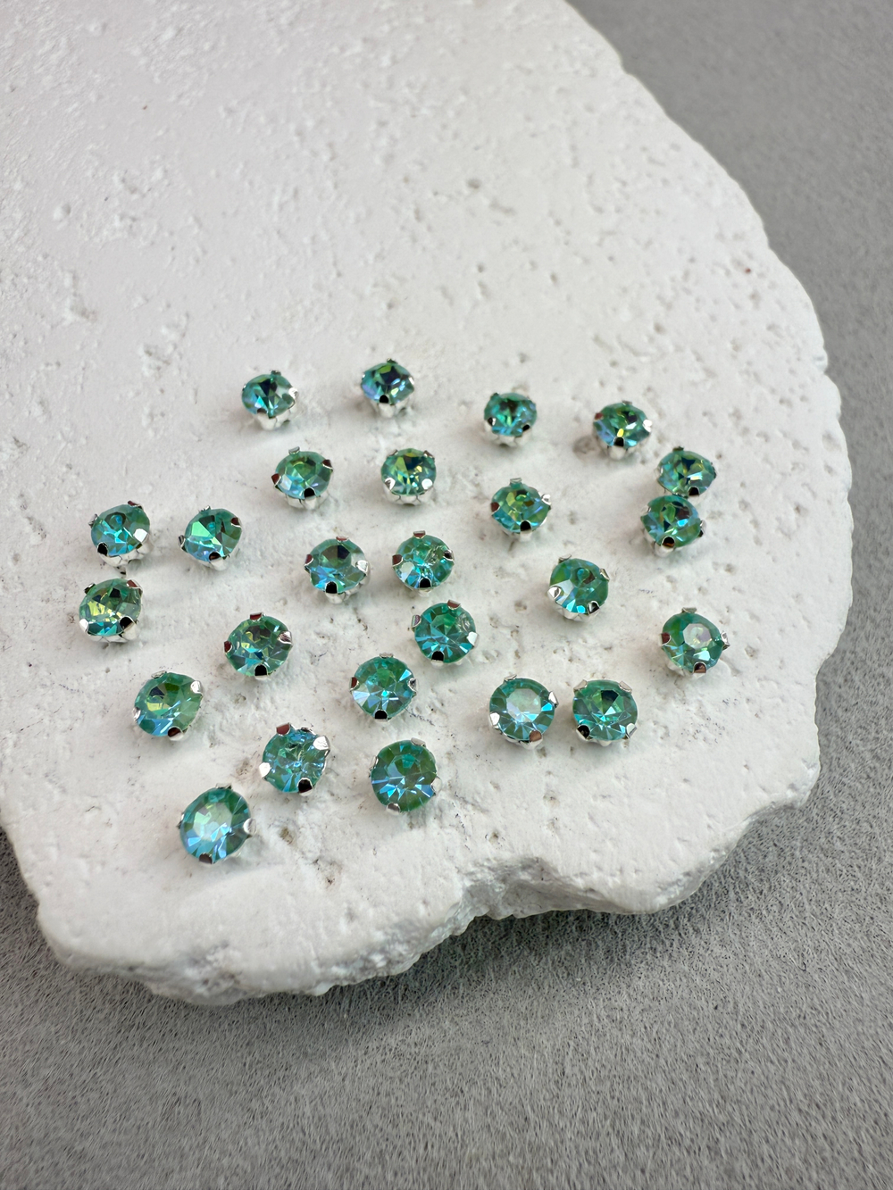 Шатоны 4 мм, Бирюзовый радужный опал в серебре, 25 шт