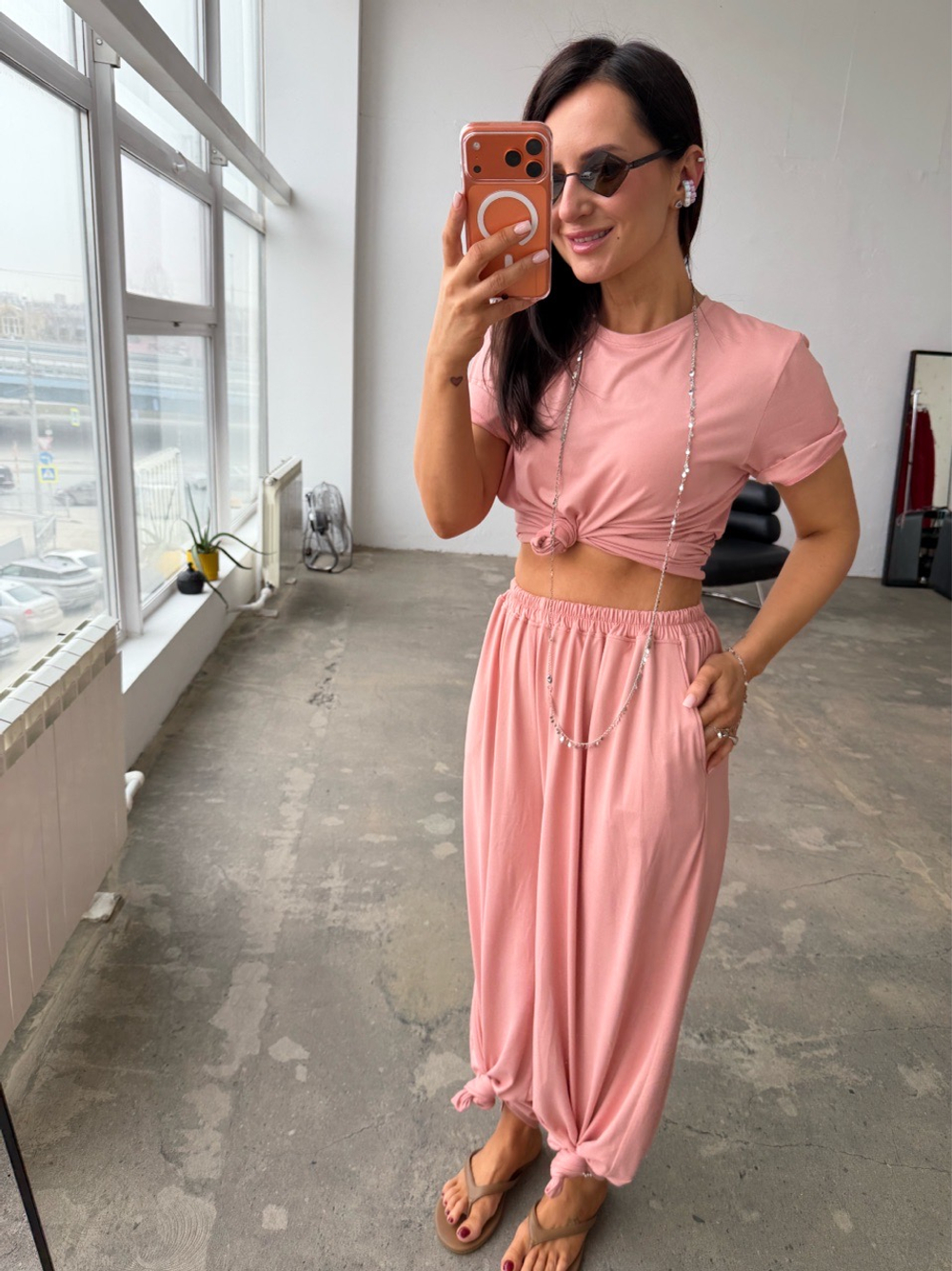 Костюм с силуэтной футболкой в нежно-розовом цвете