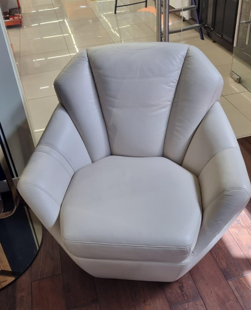 Кресло с пуфом Кристалл Britannica. Натуральная кожа, поворотный механизм.