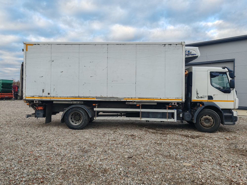 Центртранстехмаш АФ-4756* на шасси Volvo FL 4x2 Изотермический/рефрижератор с гидробортом АФ-475610