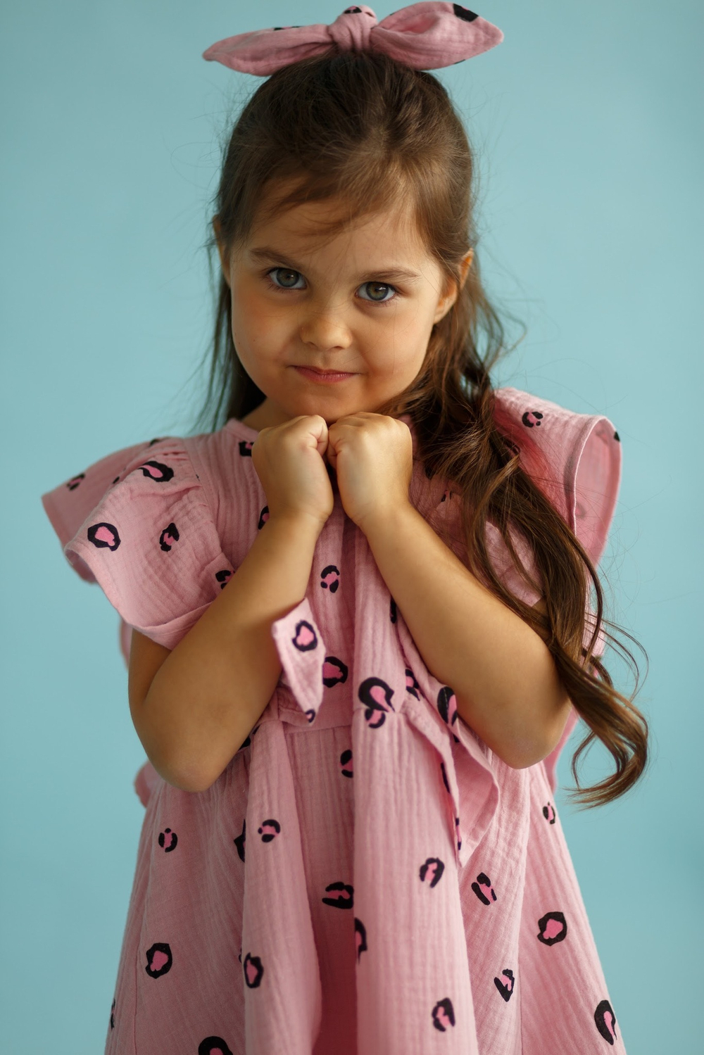 Платье из муслина «Розовый лео» с резинкой для волос в комплекте