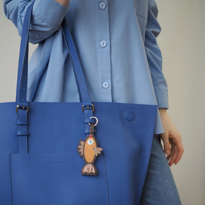 Брелок Poisson из кожи теленка темно-коричневого цвета