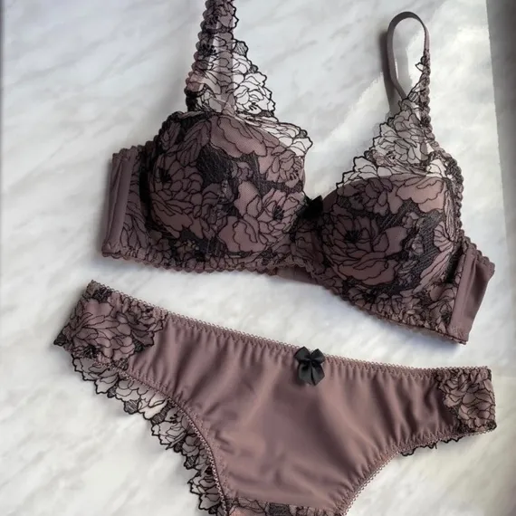 Вышивка на сетке черная/пудровая 25 см