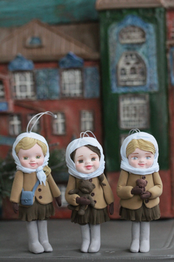 Ёлочная игрушка Девочка-пупсик в платочке с мишкой