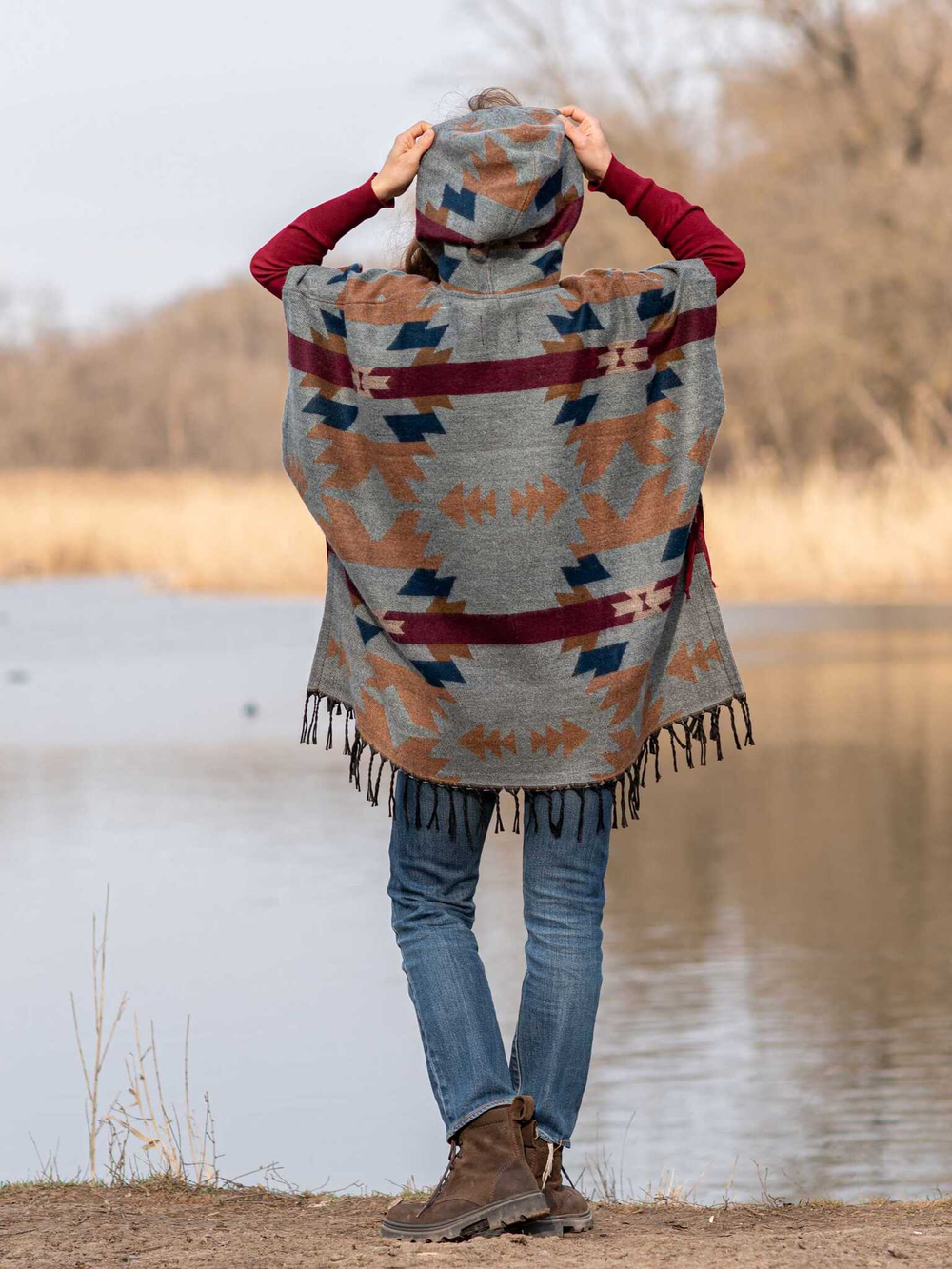 Пончо шерстяное с орнаментом