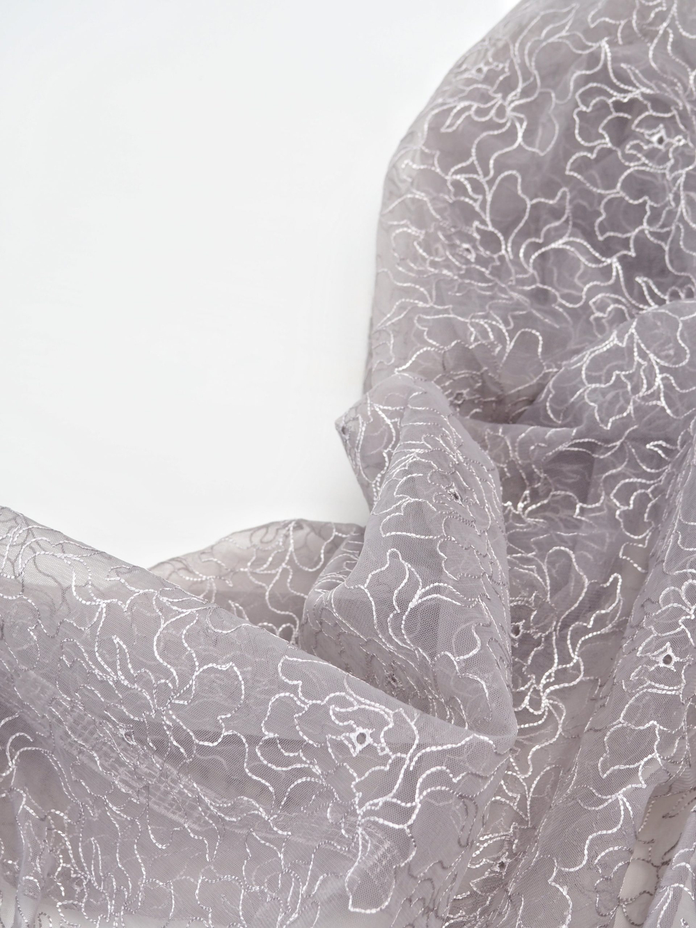 Кружевное полотно серое с серебристой нитью неэластичное 135 см