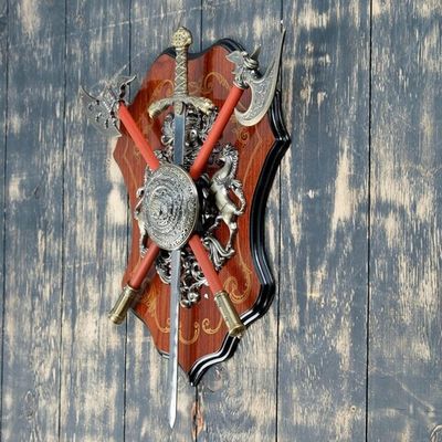 Панно Геральдика "Медуза Горгона, два топора и меч"