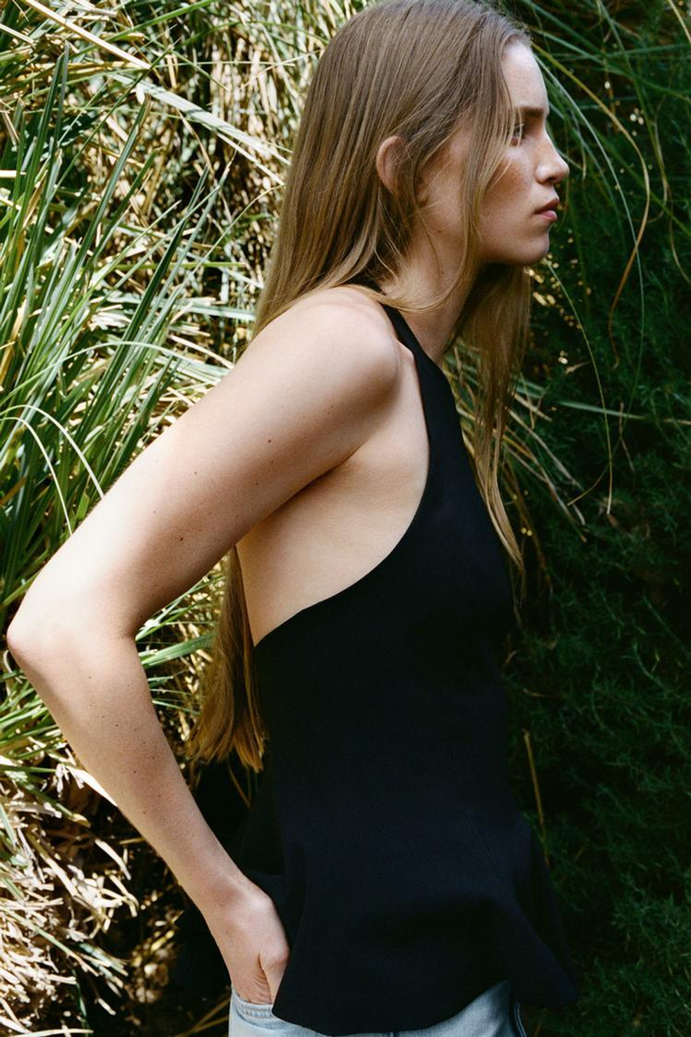 ZARA ТОП ИЗ ЭЛАСТИЧНОЙ ТКАНИ С ГОРЛОВИНОЙ ХАЛТЕР И БАСКОЙ, ЧЕРНЫЙ