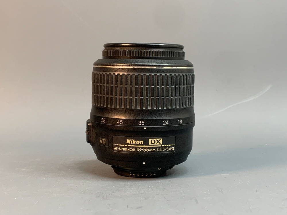 Nikon D3000 Kit 18-55mm 15.600 кадров