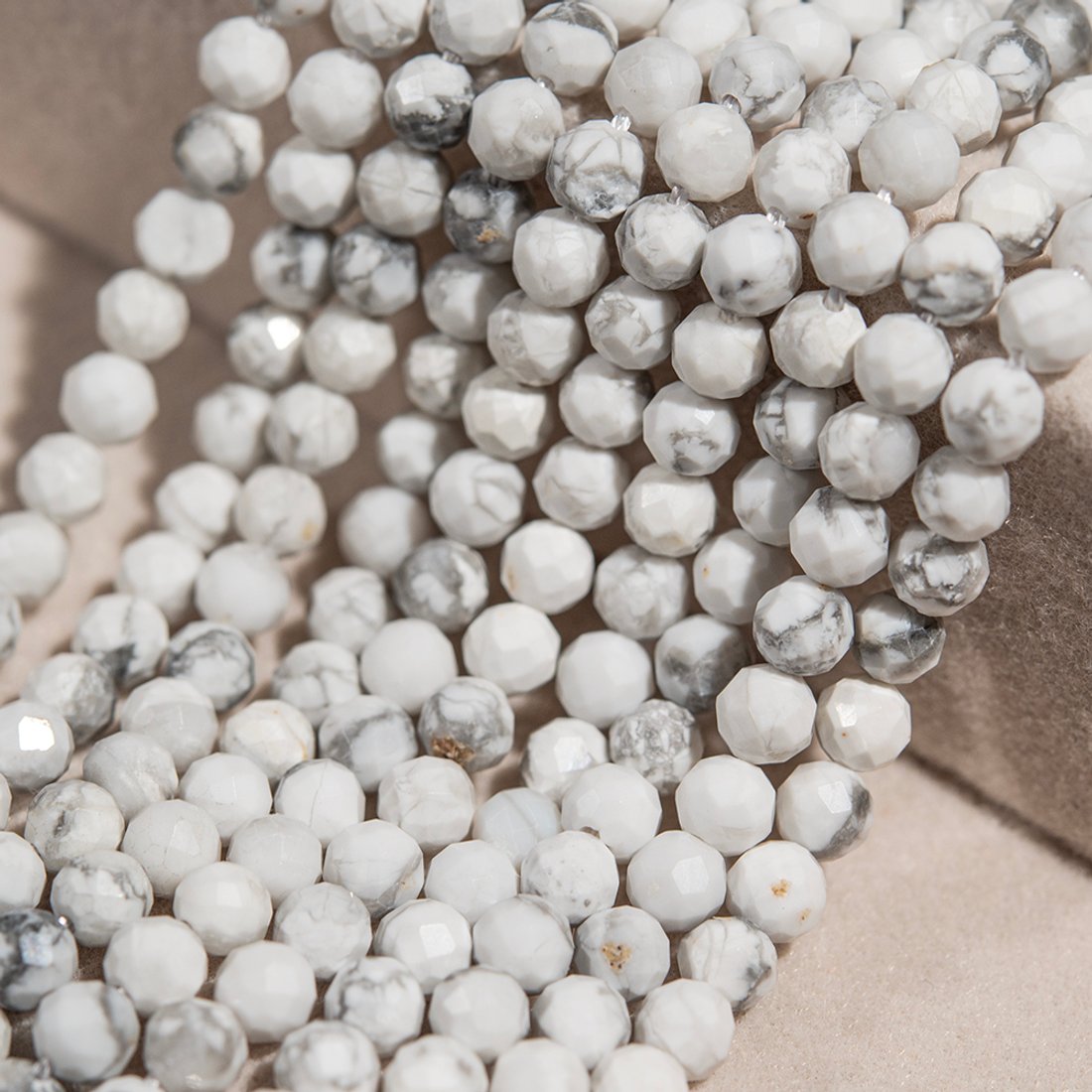 Магнезит натуральный, 4,2мм, шар, микроогранка