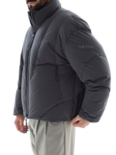 Графитовый короткий пуховик с фигурными швами