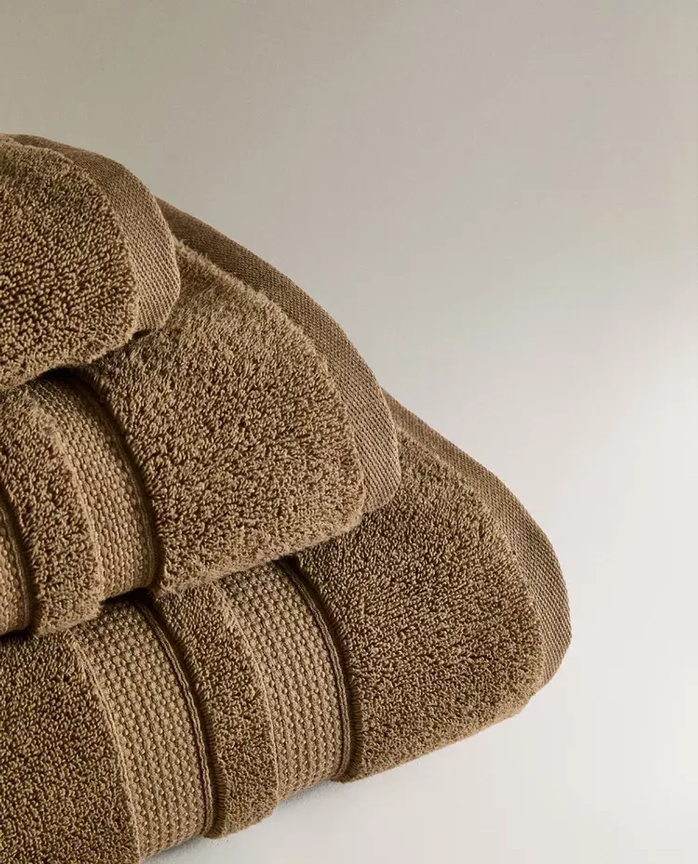 ZARA HOME БАННОЕ ПОЛОТЕНЦЕ С ДВОЙНОЙ КАЙМОЙ, ТЕМНЫЙ ХАКИ