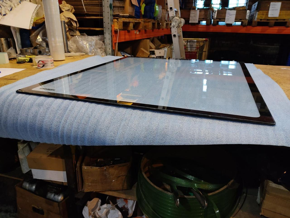 Стекло лобовое верхнее Komatsu PC200-7/8