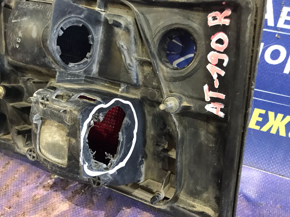 Вставка багажника правая TOYOTA CARINA E 1997