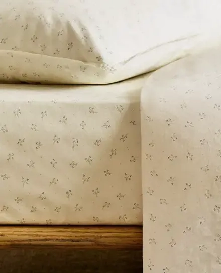 ZARA HOME ДЕТСКАЯ ПРОСТЫНЯ НА РЕЗИНКЕ С ЦВЕТОЧНЫМ ПРИНТОМ, СИНИЙ