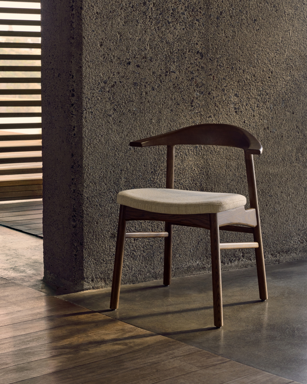 Стул Timons из бежевой синели из массива дуба с отделкой орех FSC Mix Credit