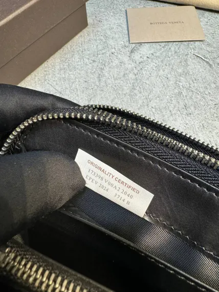 Кожаное портмоне Bottega Veneta черный с двумя отделениями