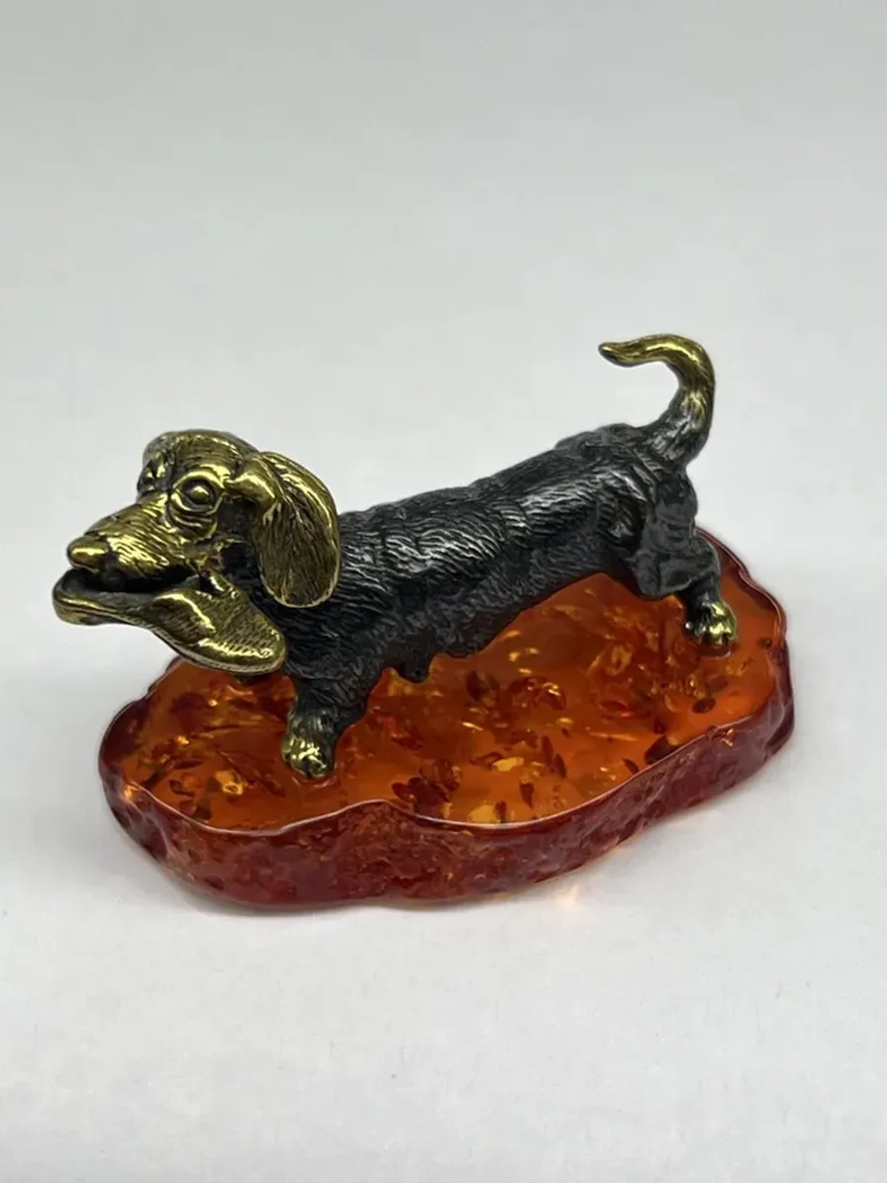 Бронзовая статуэтка на янтаре