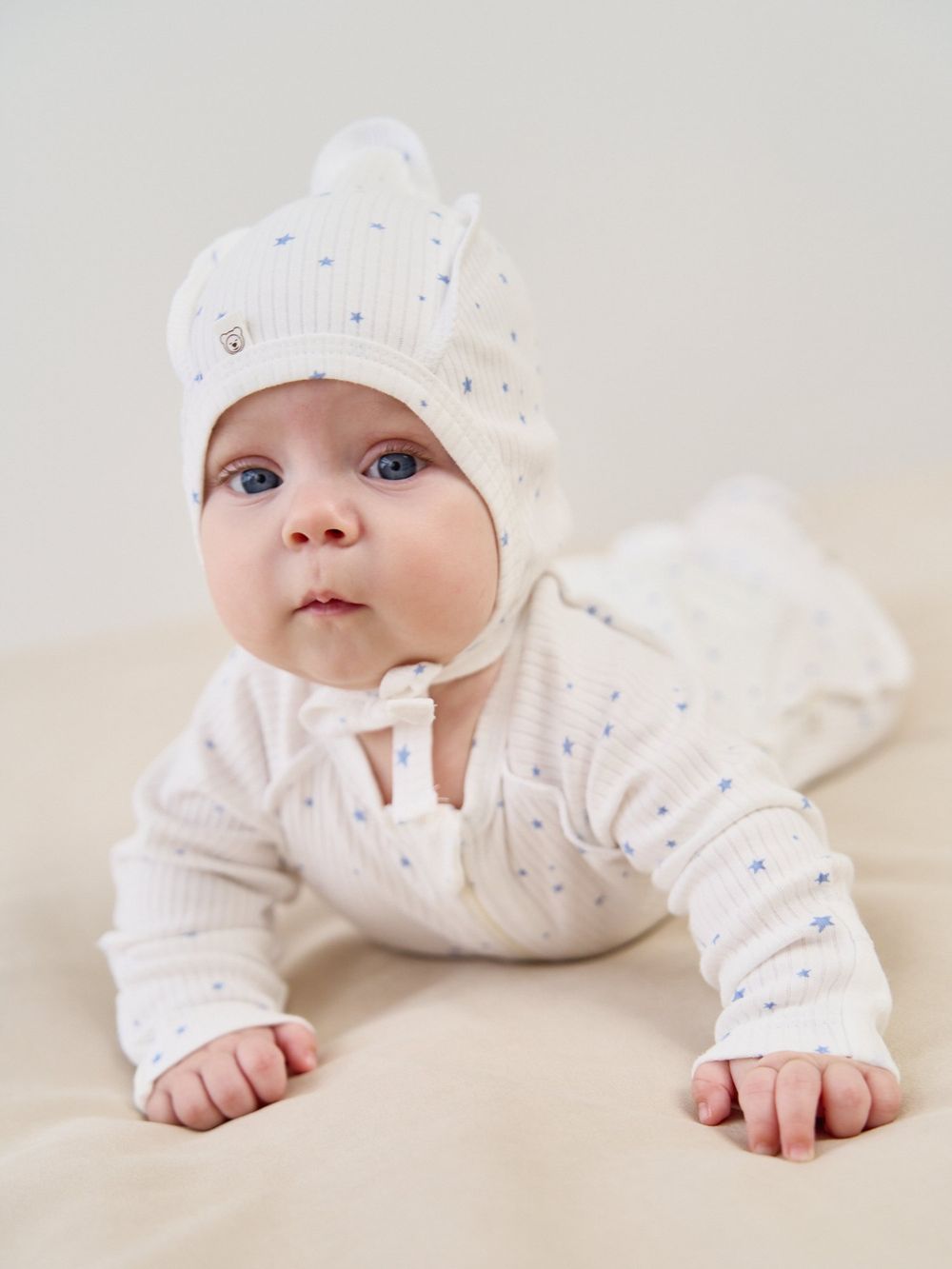 Чепчик "Голубые звезды" 0+