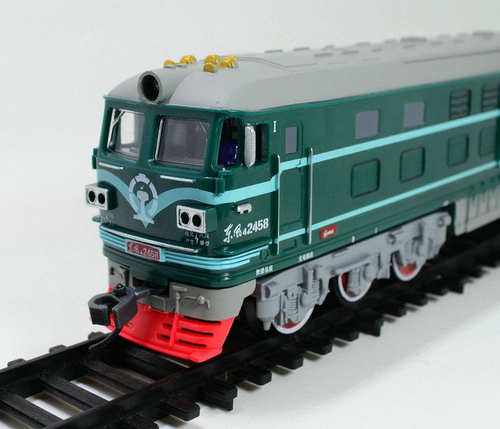 aole 22899 железная дорога , модель тепловоза Dongfeng 4B с двумя вагонами , размер путей 1.86 м на 1.03 м , цвет зеленый