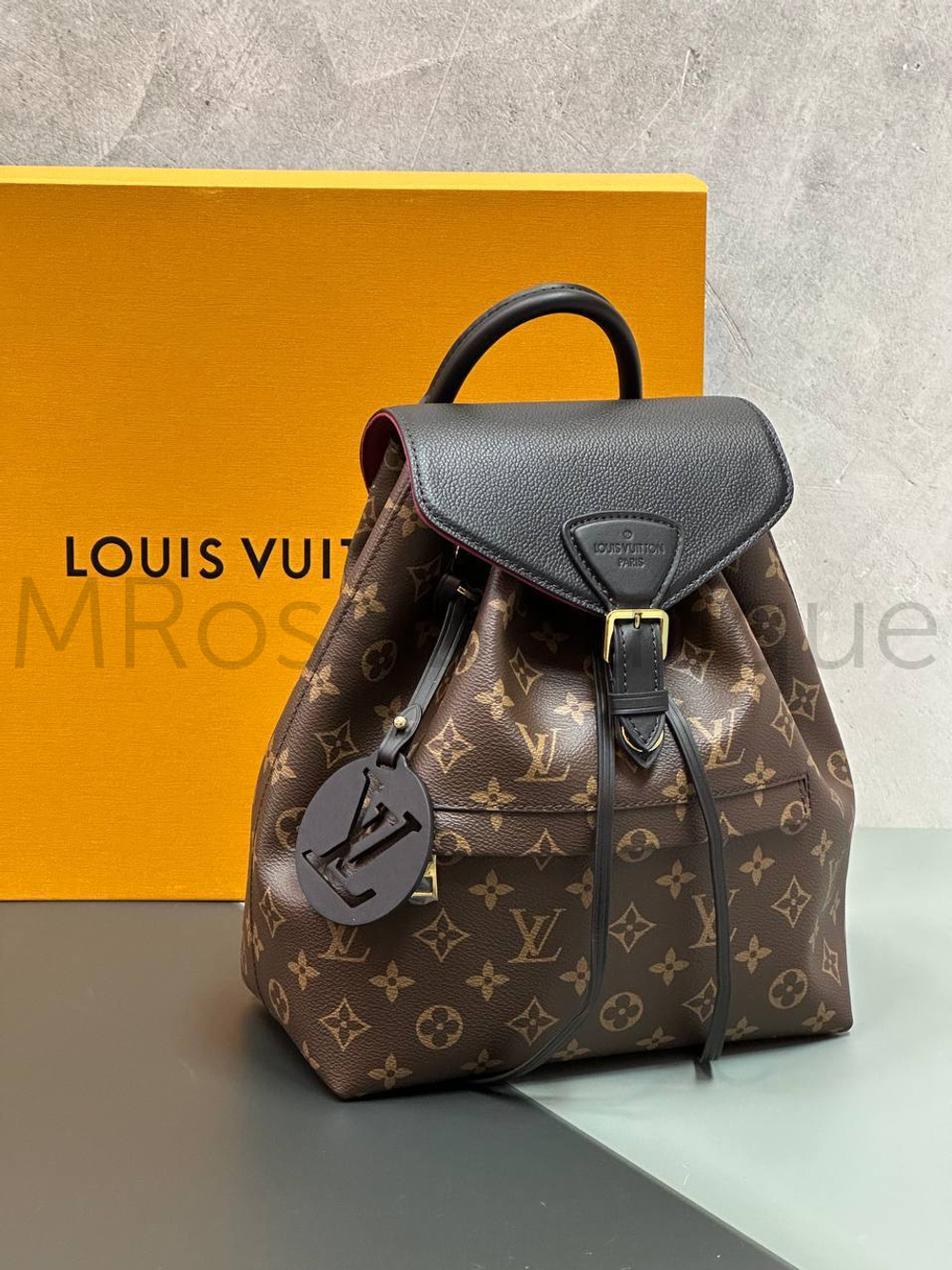 Рюкзак Montsouris Louis Vuitton Canvas Monogram с черным клапаном из кожи