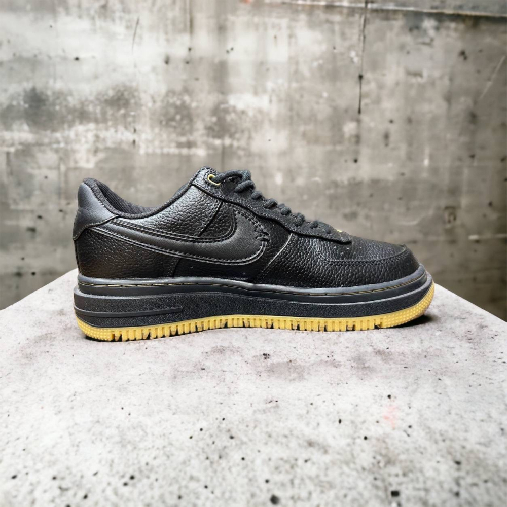 Nike Air Force 1 Luxe • Black