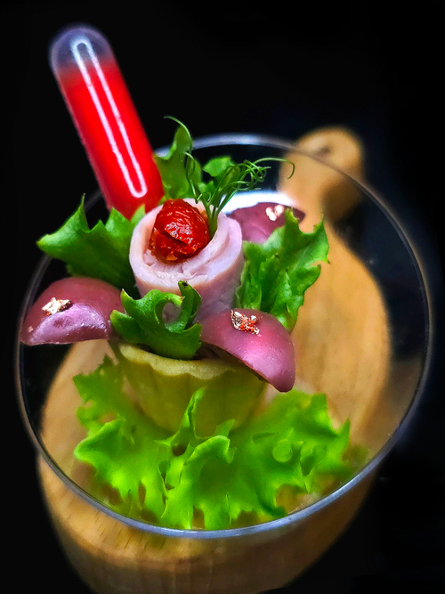 Канапе с ветчиной, розовыми оливками и соусом