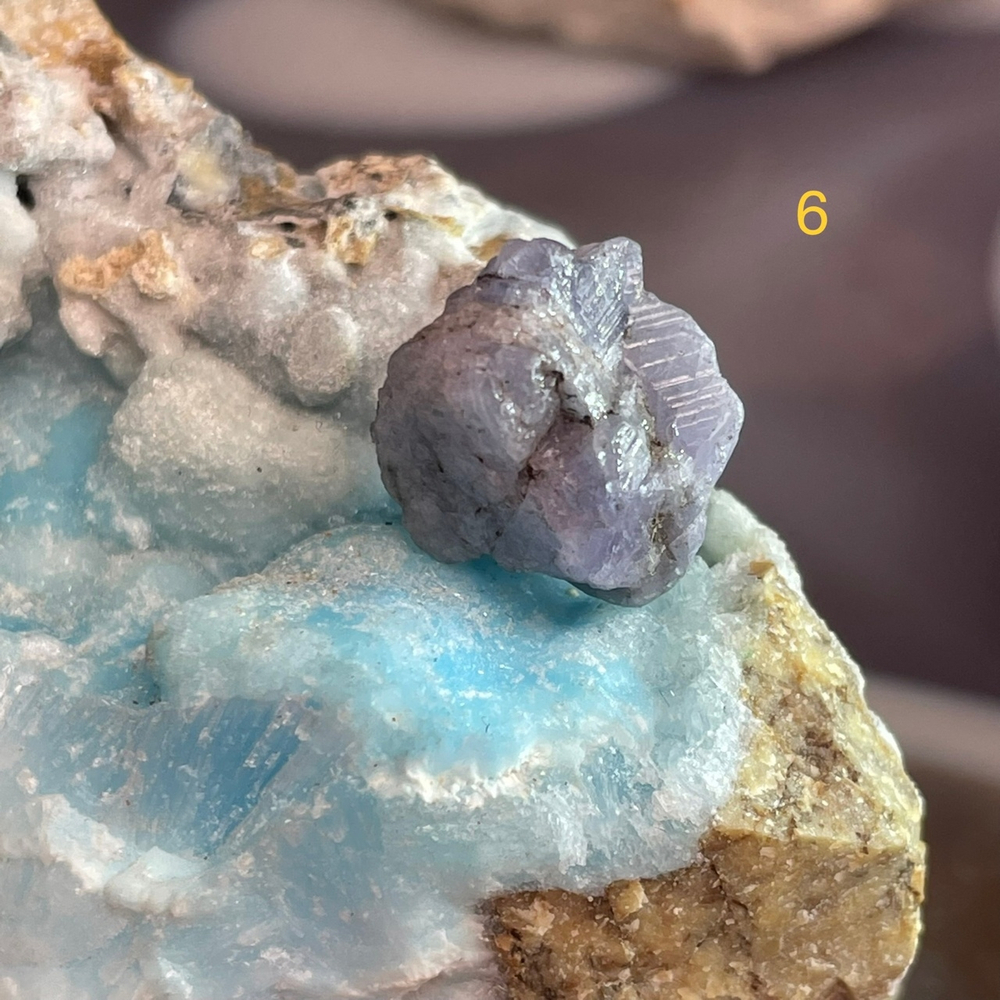 35700 Танзанит необработанный 14-19мм