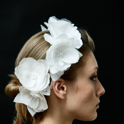 Ободок тонкий с шелковыми цветами