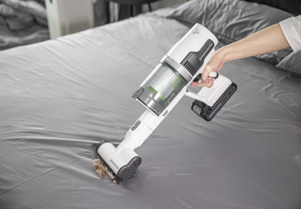 Пылесос беспроводной вертикальный аккумуляторный Greenworks 24В GD24SVK4D, Арт.4701107UB с АКБ 4 А*ч и ЗУ