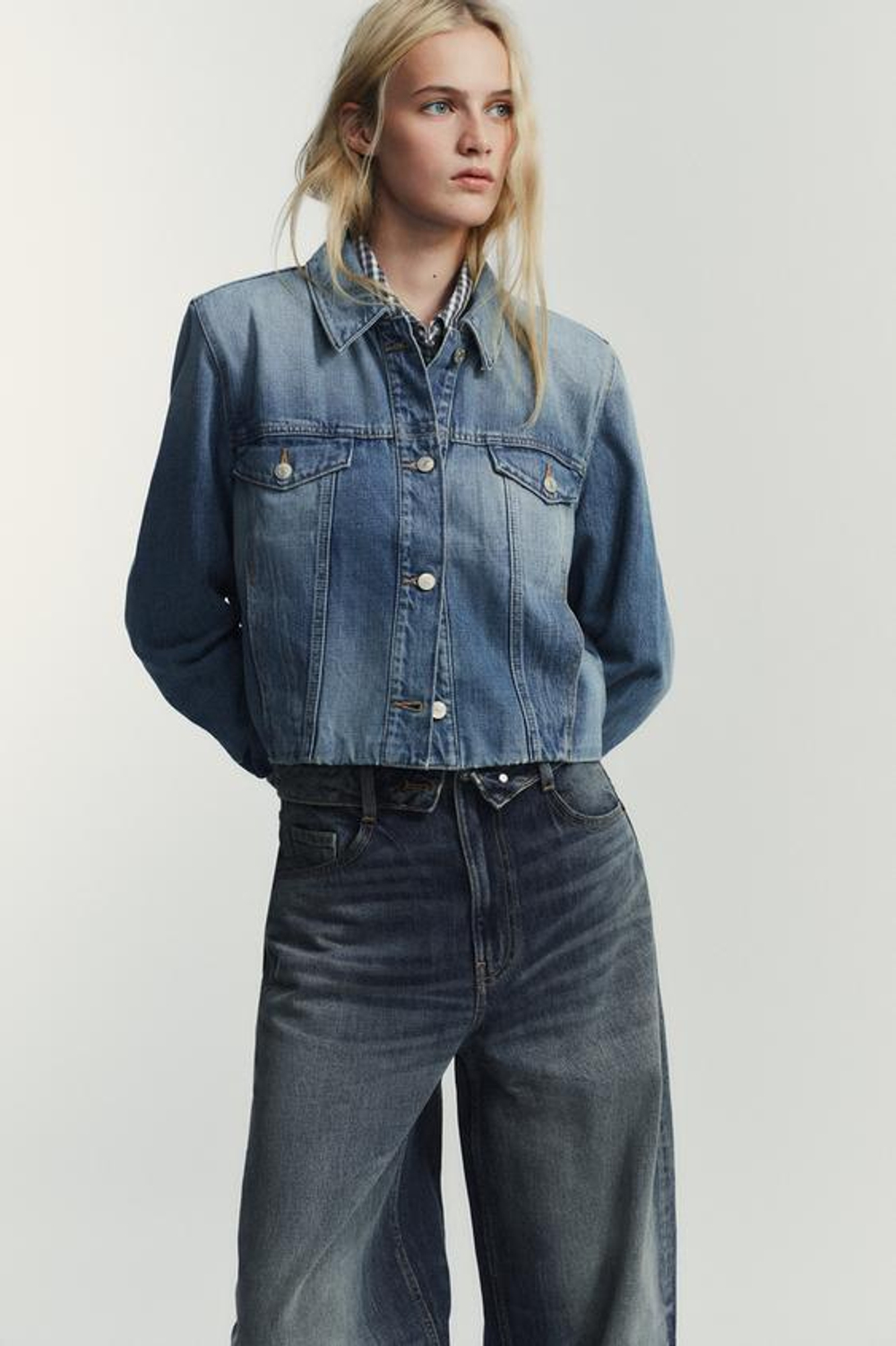 ZARA ДЖИНСЫ TRF СО СРЕДНЕЙ ПОСАДКОЙ И ОТВЕРНУТЫМ ПОЯСОМ, СИНИЙ