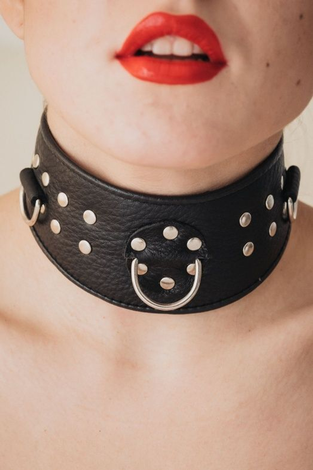 Черный кожаный ошейник с расширением впереди (Цвет: черный)