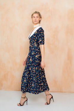 Платье с белым воротников