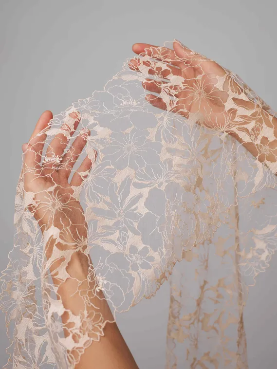 05-98 Вышивка на неэл. сетке 23 см, телесный