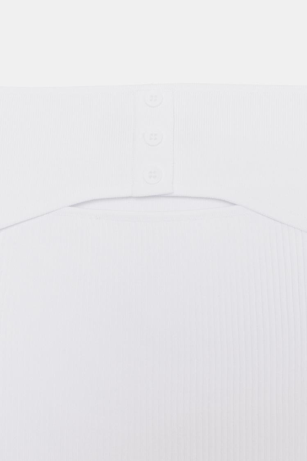 ZARA ПРИТАЛЕННЫЙ ТРИКОТАЖНЫЙ ТОП С ВЫРЕЗОМ, БЕЛЫЙ