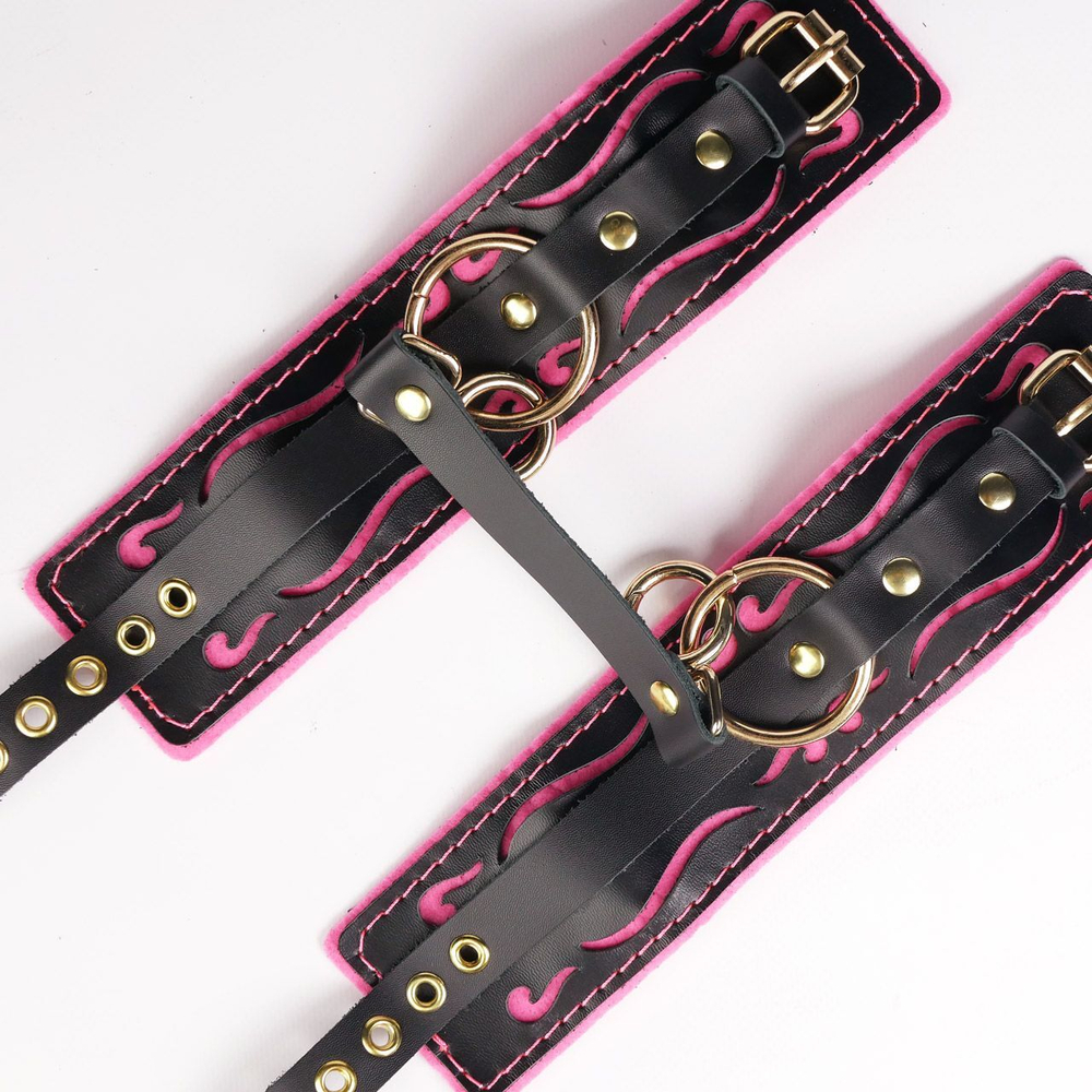 Черные кожаные оковы с розовой строчкой (Цвет: черный с розовым)