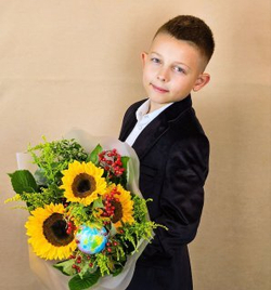 Яркий букет с подсолнухами и ягодами калины . Школьная коллекция .( 402)