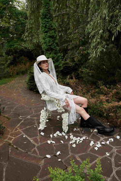 Юбка из кружева с разрезом