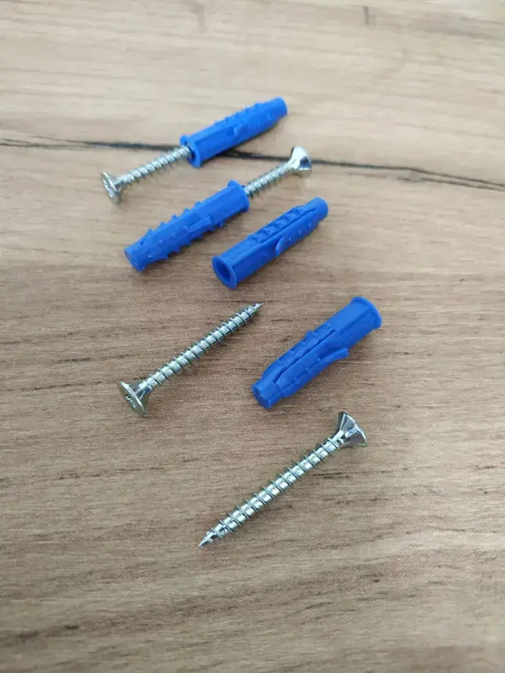 Набор оцинкованных саморезов 4 х 35 и дюбелей 6 х 30 - 10 штук.