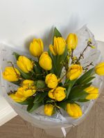 Букет из 15 желтых тюльпанов и форзиции