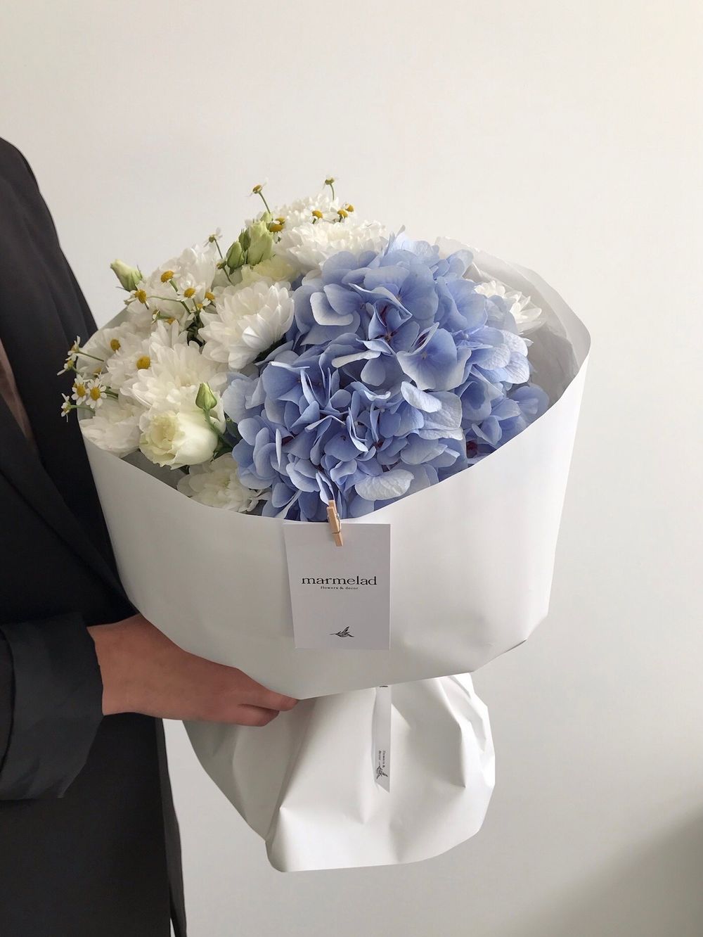 Авторский букет в бело-голубых оттенках